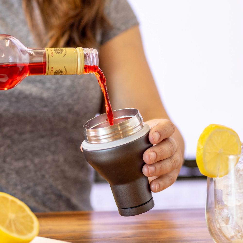 cocktail-shaker-lid-i7 Cocktail_Shaker_lifestyle_2_b714e13d-dd84-4844-956f-11cddc294041.png